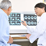 病院で診察を受ける